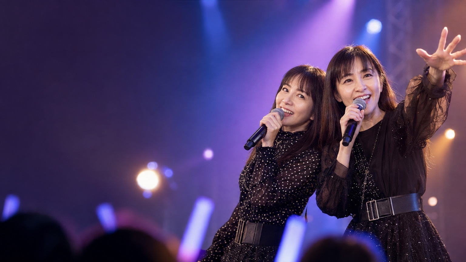 ライブステージ上の我妻佳代さんと杉浦美雪さん