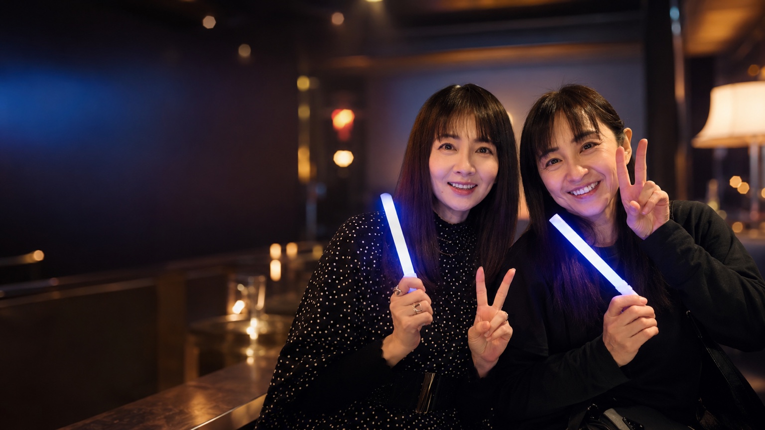 ペンライトを持つ我妻佳代さんと杉浦美雪さん